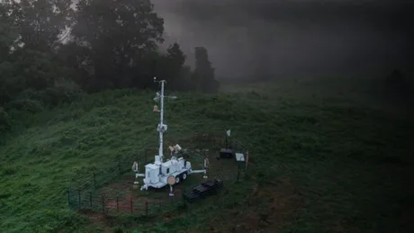 Sistem antidrone SkyValor amplasat pe un teren verde, înconjurat de copaci.