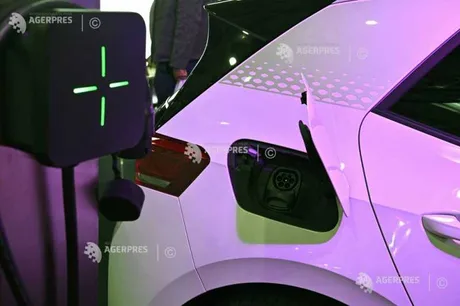 O mașină electrică conectată la o stație de încărcare, evidențiind interesul crescut pentru vehiculele electrice.