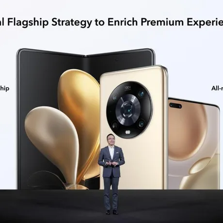 Prezentare a telefoanelor pliabile Huawei și Honor pe scenă.