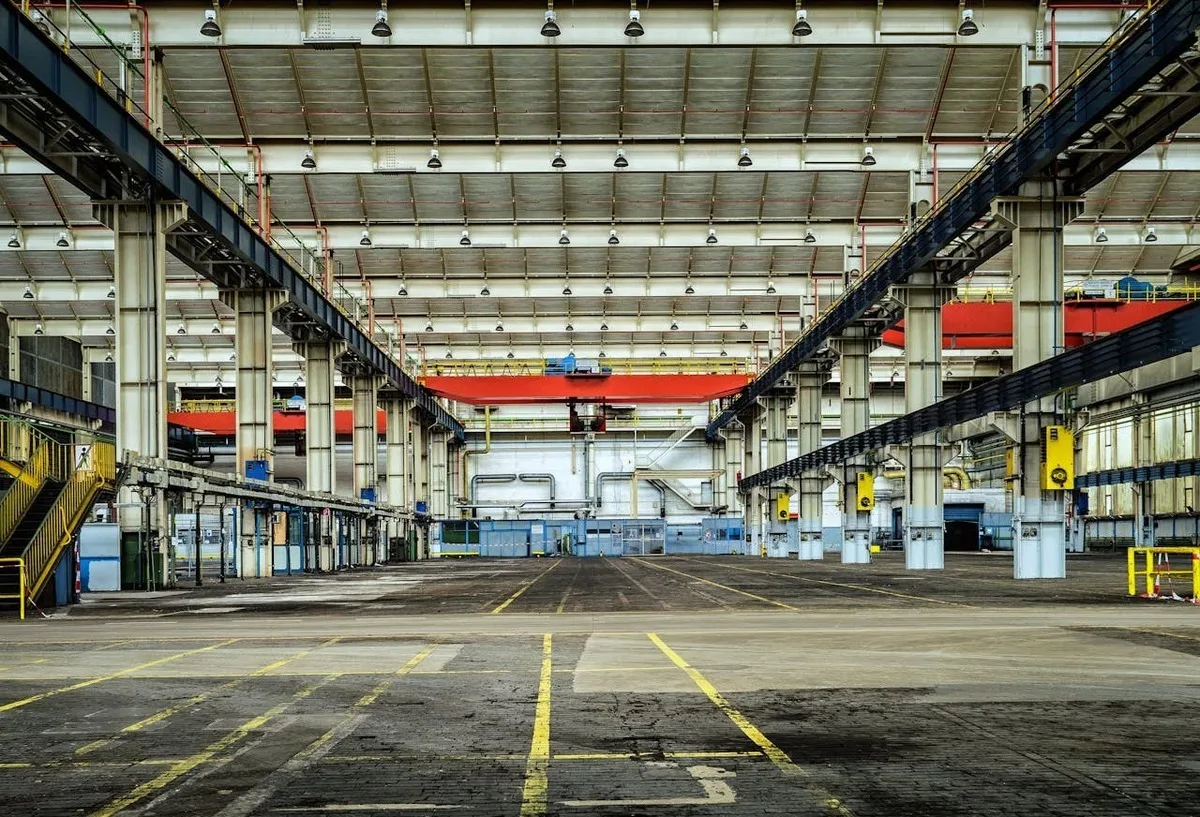 Spațiu industrial vast, pregătit pentru dezvoltare și logistică.