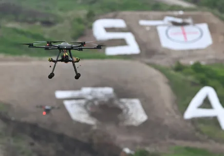Drone militare în zbor, simbolizând expansiunea programului de apărare al Coreei de Sud.