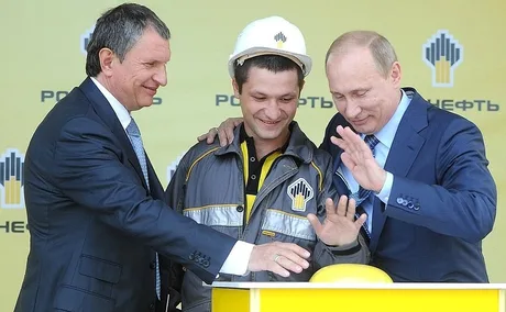 O rețea de firme a fost expusă pentru vânzări de petrol rusesc mascată prin tehnologie IT.