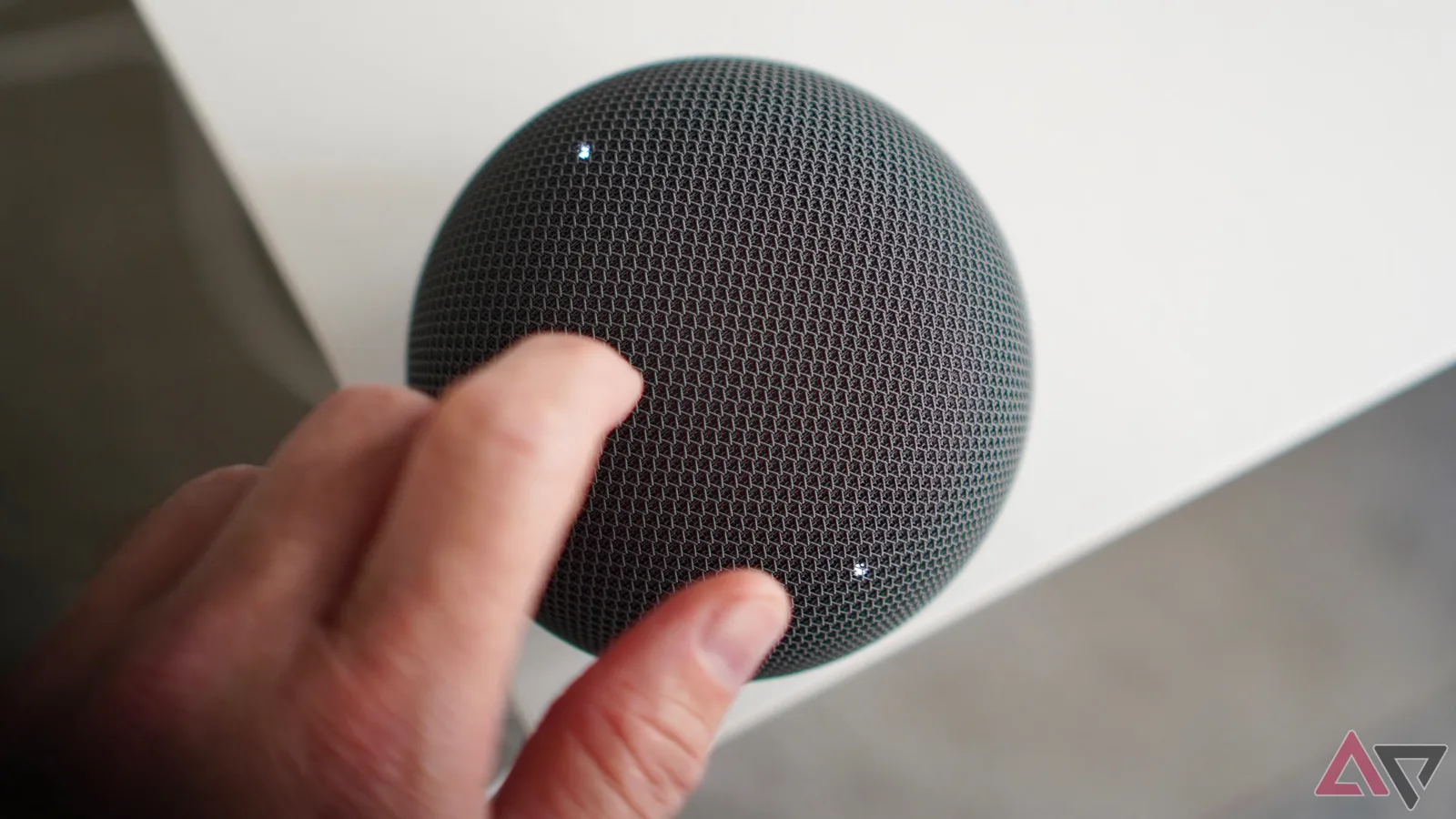 Dispozitiv Google Home cu un design modern, utilizat pentru controlul camerei.