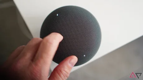 Dispozitiv Google Home cu un design modern, utilizat pentru controlul camerei.