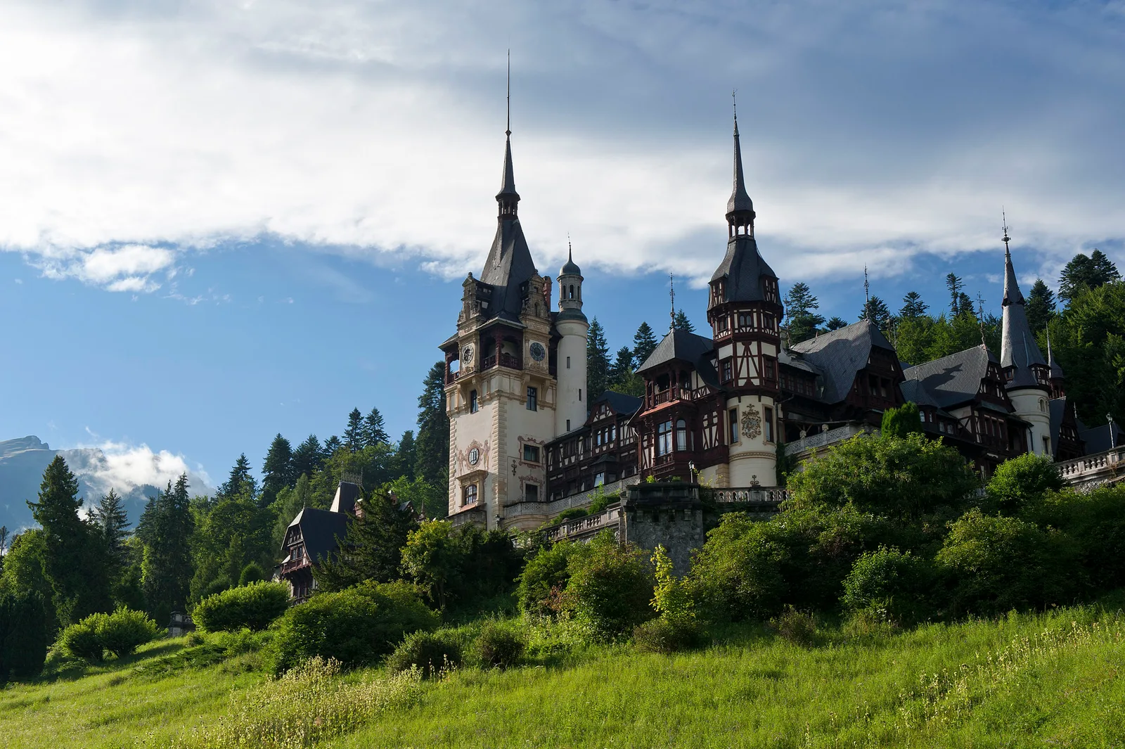 Castelul Peleș înconjurat de natură, o destinație turistică populară.