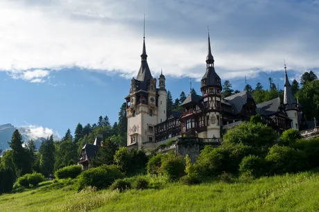 Castelul Peleș înconjurat de natură, o destinație turistică populară.