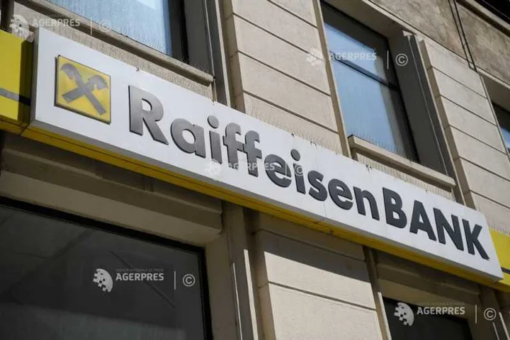 Logo-ul Raiffeisen Bank pe o clădire, evidențiind prezența sa în România.