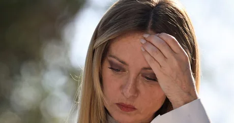 Giorgia Meloni reflectând asupra provocărilor migrației și politicii Schengen.
