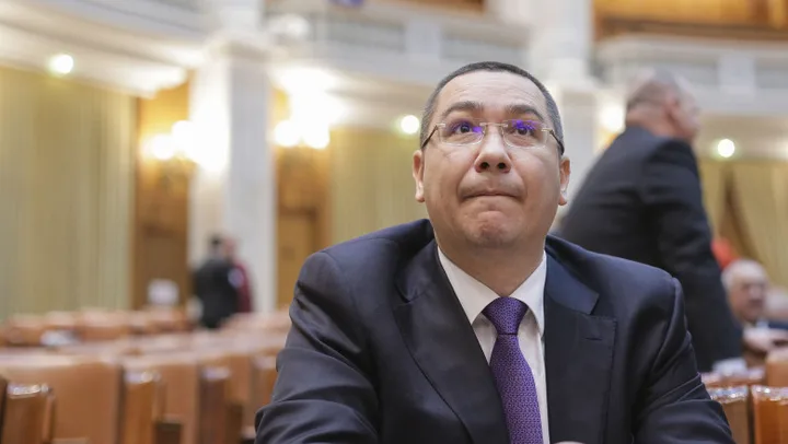 Victor Ponta discutând despre formarea unui nou guvern în Parlamentul României.
