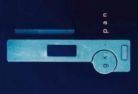 Detaliu al camerei GX-P1 cu design minimalist și linii angulare.