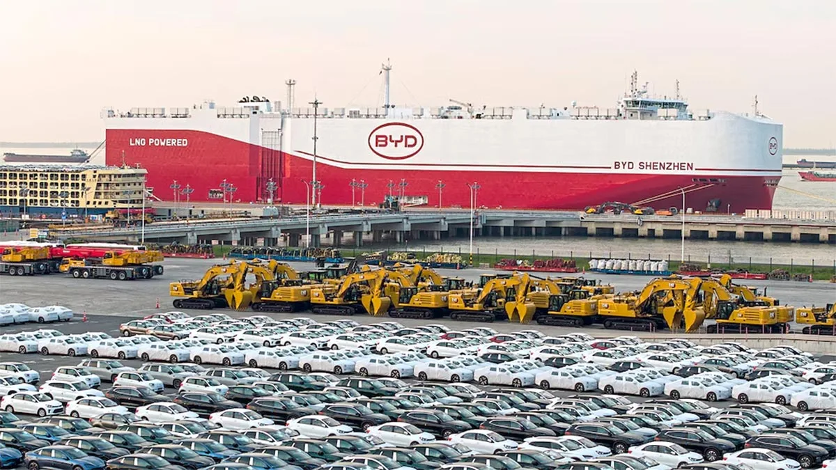 Parcare cu automobile BYD și un vapor de transport maritim în fundal.