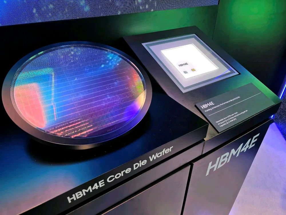 Wafer HBM4E expus la conferința NVIDIA GTC 2026, evidențiind tehnologia avansată de memorie.