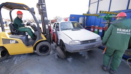 Proces de reciclare a unei mașini vechi într-un centru autorizat.