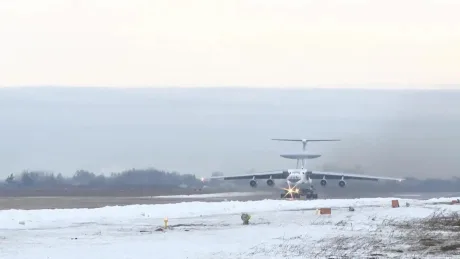 Avion A-50U modernizat decolând pe un teren acoperit cu zăpadă.