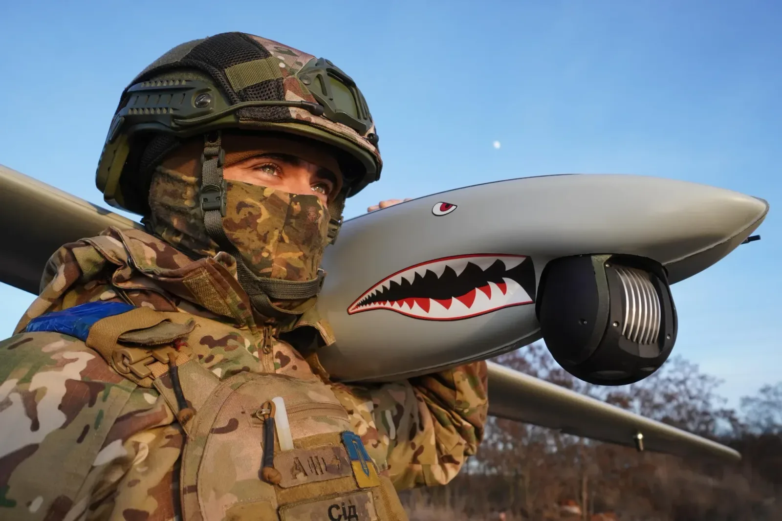 Soldat pregătit să lanseze o dronă de atac în contextul conflictului.