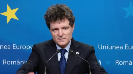 Nicușor Dan discutând despre criza politică și soluții pentru România.