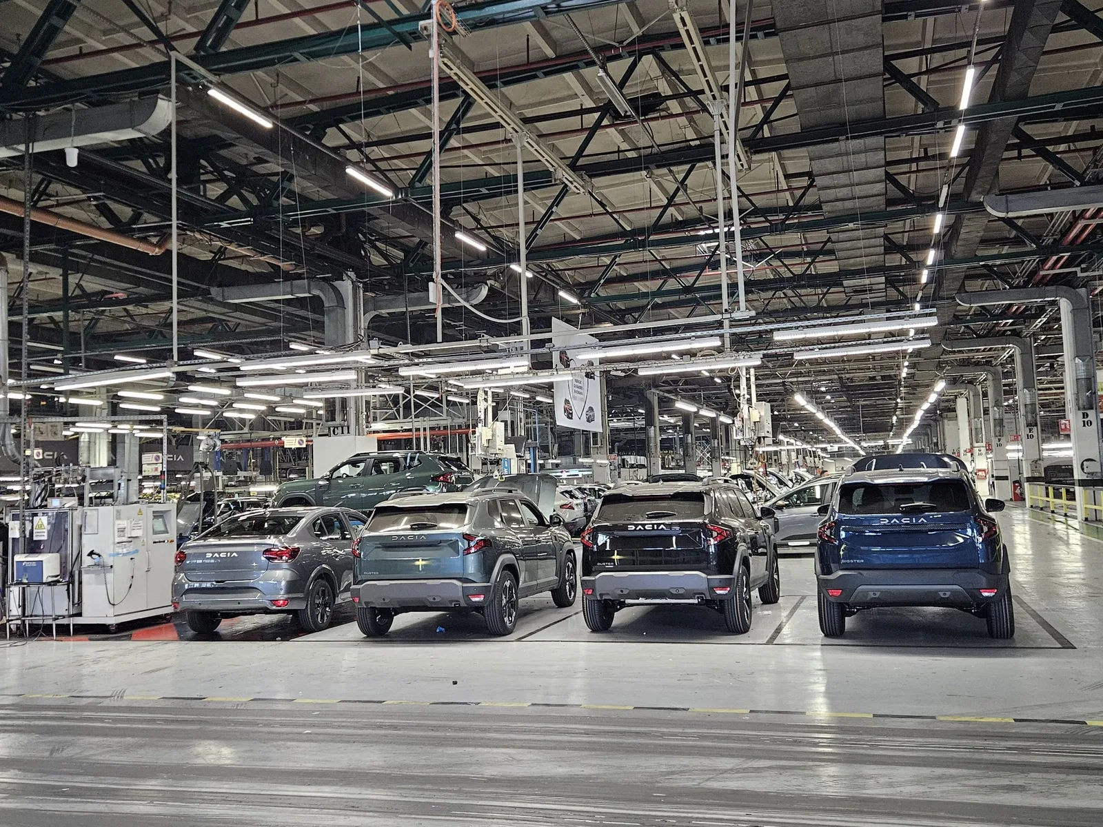 Uzina Dacia din Mioveni, cu mașini parcate în interiorul halei de producție.