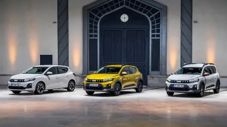 Trei modele Dacia expuse într-un spațiu modern, evidențiind designul și diversitatea mărcii.