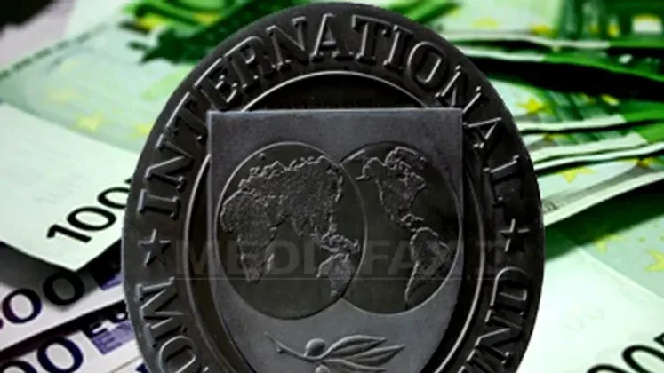 Simbolul FMI pe fundalul bancnotelor euro, reflectând provocările economice.