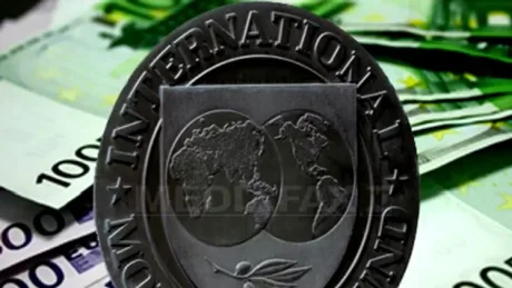 Simbolul FMI pe fundalul bancnotelor euro, reflectând provocările economice.