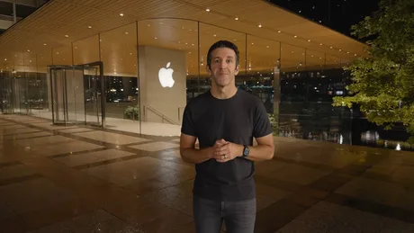 John Ternus discutând despre viitorul designului Apple în fața clădirii companiei.