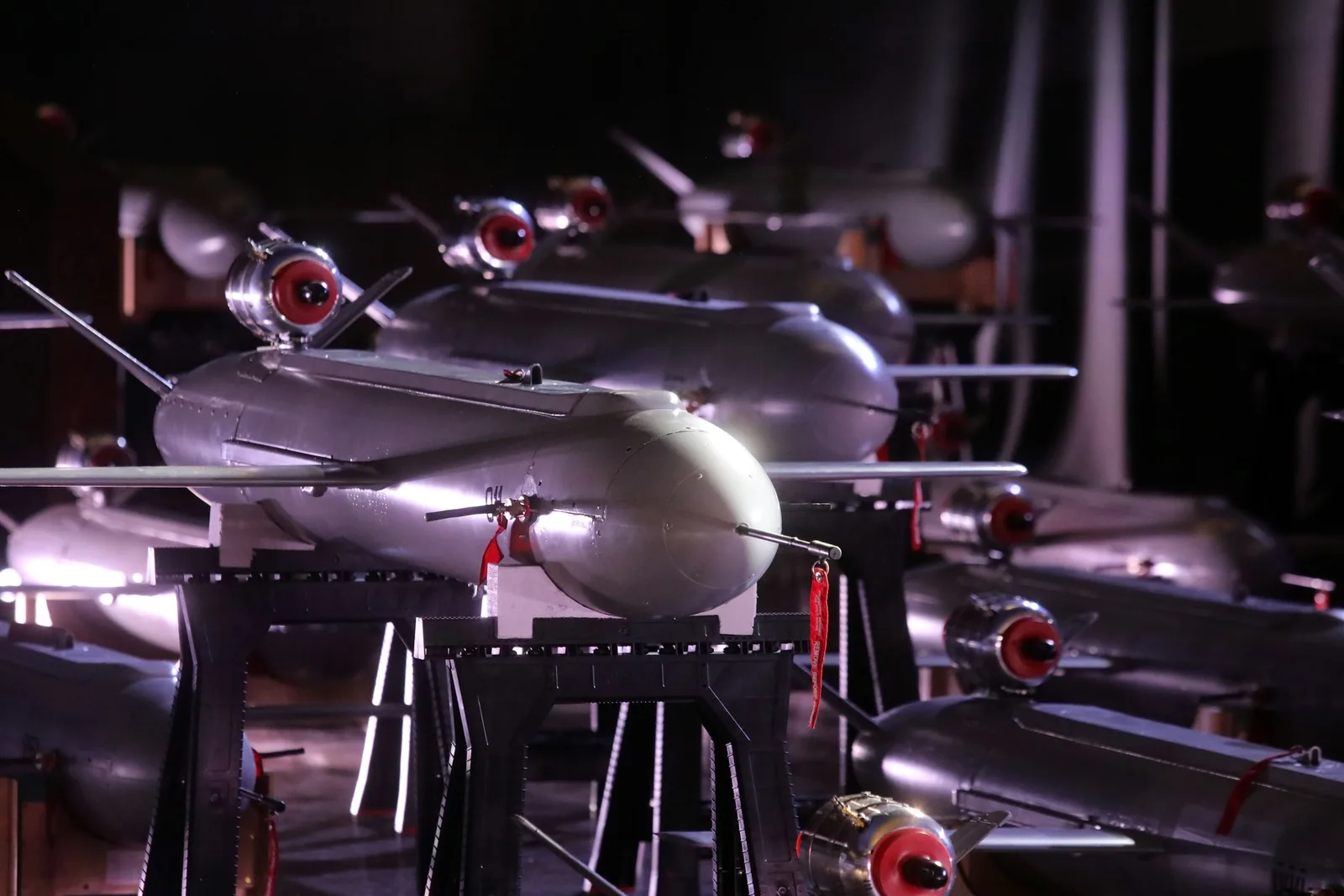 Rachete-drone pregătite pentru lansare, evidențiind tehnologia militară avansată.