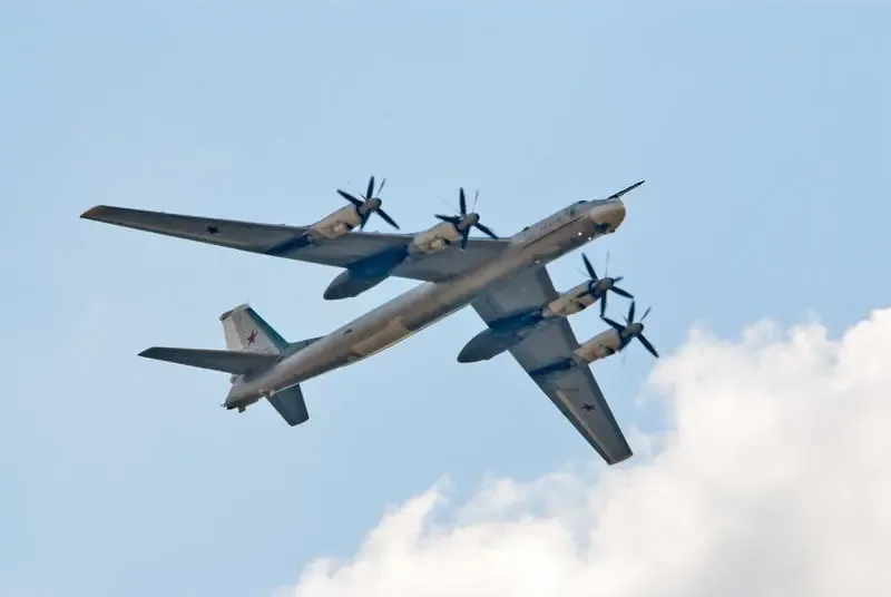 Imagini satelitare arată distrugerea unui bombardier rusesc Tu-95MS la baza Engels-2.