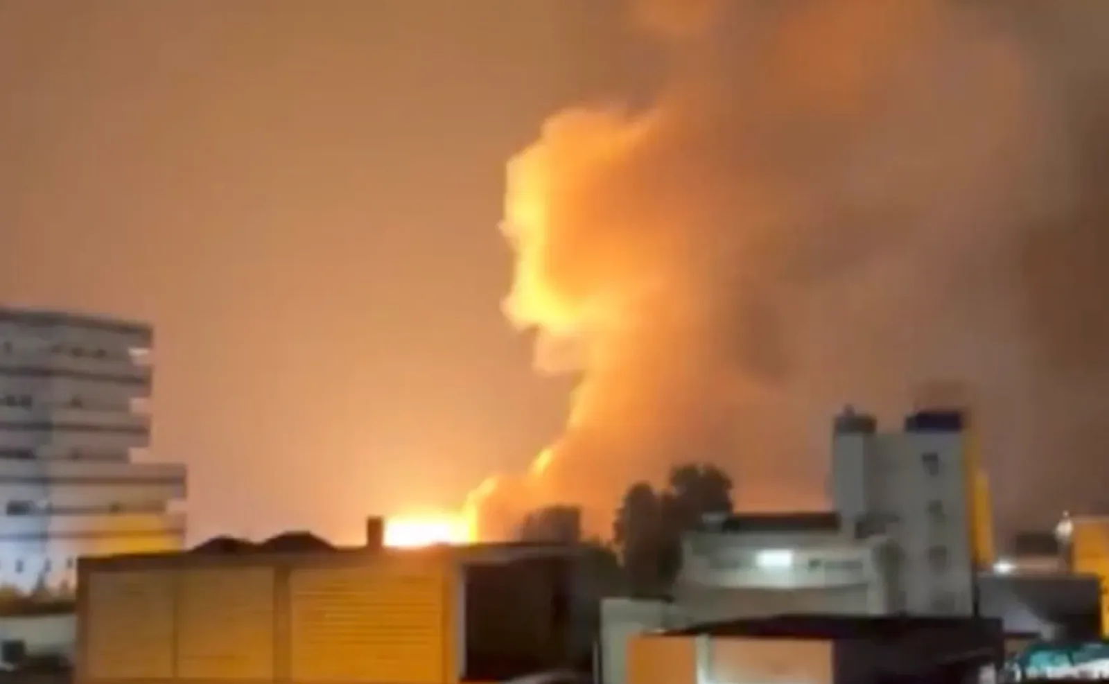 Fumul se ridică deasupra clădirilor în urma atacurilor din Iran.