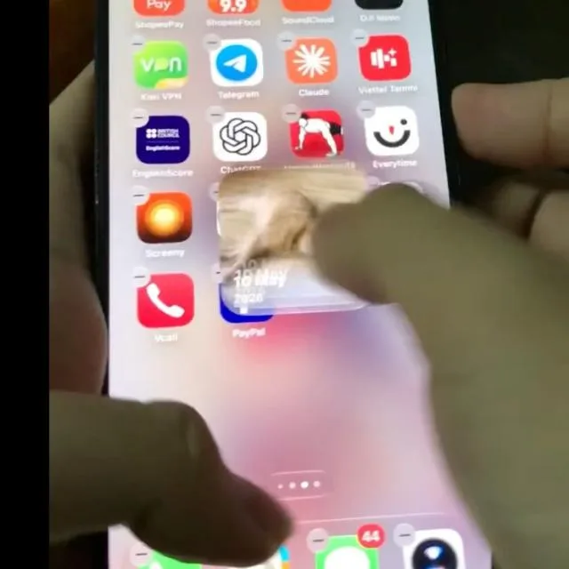 Interfața iPhone-ului cu un widget mutat rapid, provocând pâlpâiri vizibile.