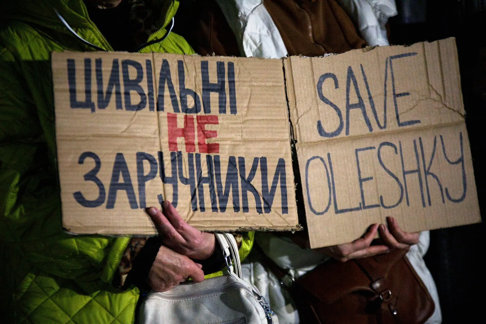 Protest pentru salvarea civililor din Oleșkî, cu mesaje clare și puternice.