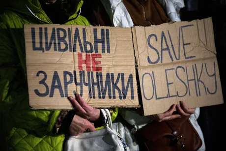Protest pentru salvarea civililor din Oleșkî, cu mesaje clare și puternice.