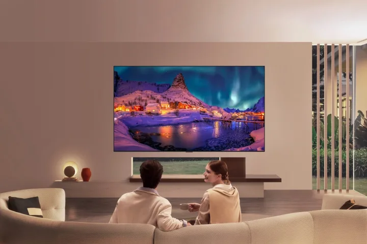 Un cuplu admirând un televizor OLED în living.