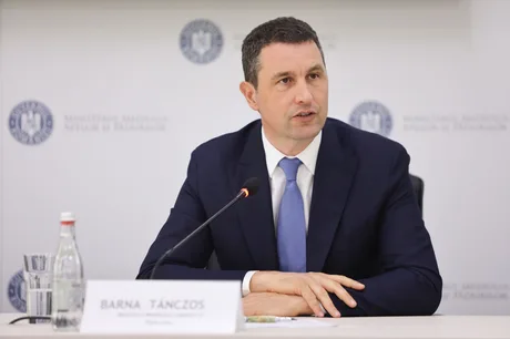 Tanczos Barna discută despre provocările deficitului bugetar în România.