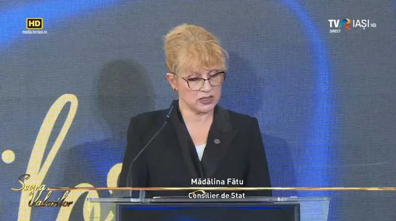 Mădălina Fătu susține un discurs la evenimentul Seara Valorilor din Iași.
