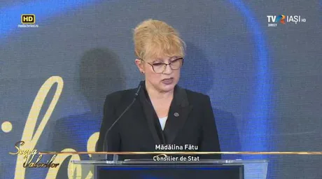 Mădălina Fătu susține un discurs la evenimentul Seara Valorilor din Iași.