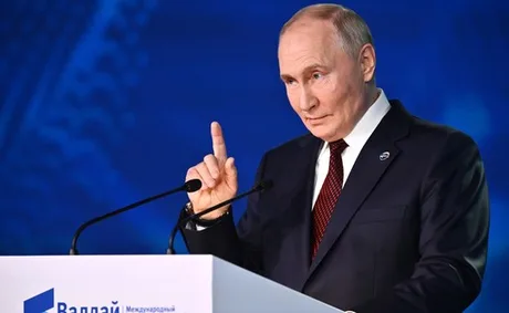 Vladimir Putin vorbește la o conferință despre situația din Ucraina.