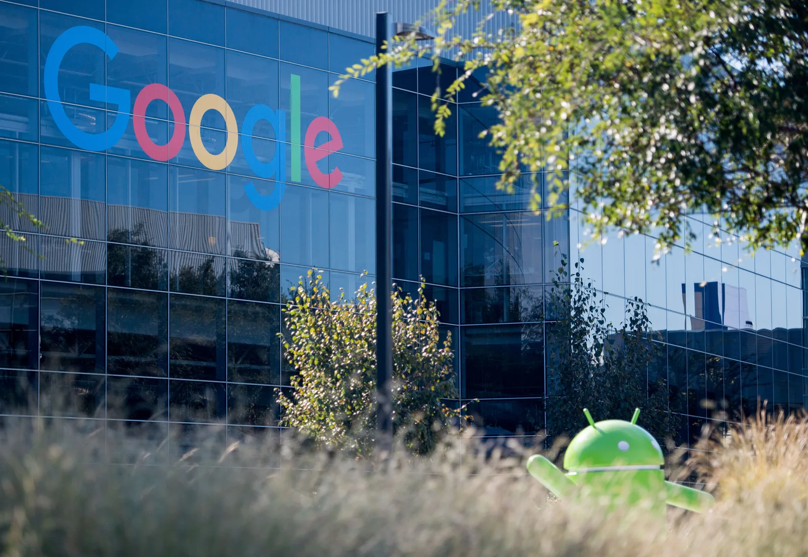 Angajați Google protestează împotriva colaborării cu agențiile guvernamentale.