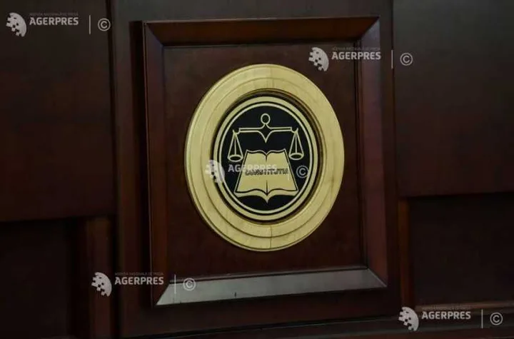 Sigla Curții Constituționale, simbol al justiției și echității în România.