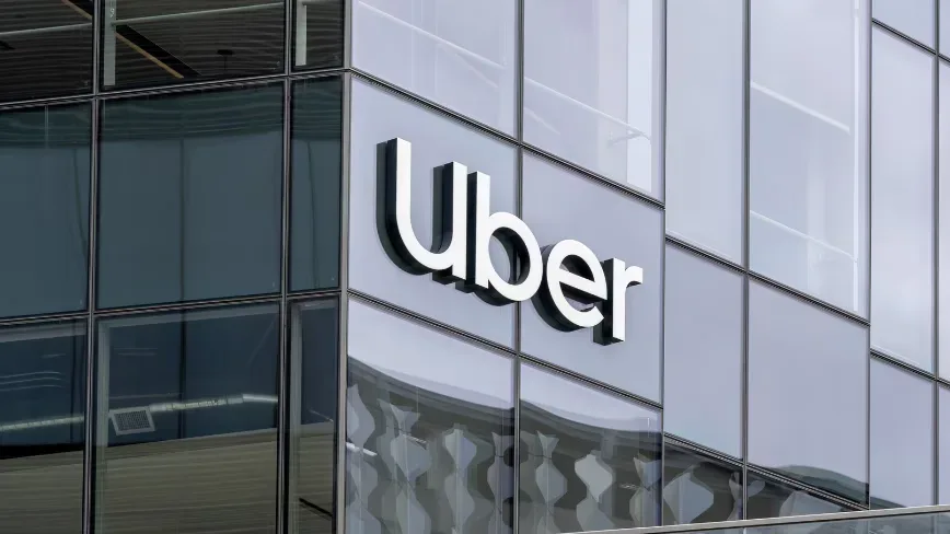 Logo-ul Uber pe o clădire modernă din oraș.