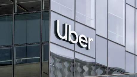 Logo-ul Uber pe o clădire modernă din oraș.