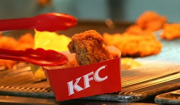 Sosul KFC, controversat, a devenit popular și generază vânzări mari.