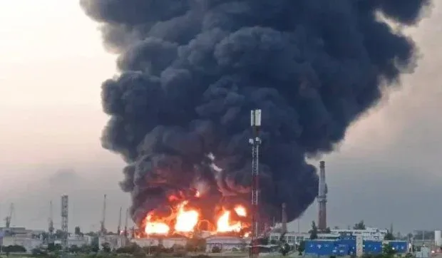 Incendiu masiv în Crimeea, cu fum negru și flăcări vizibile.