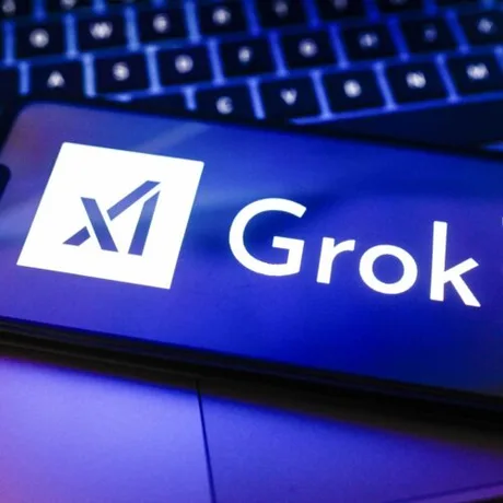 Logo-ul Grok pe un ecran, simbolizând inovația în inteligență artificială.