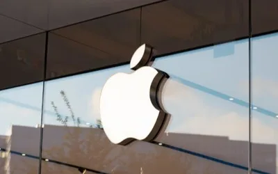 Logo-ul Apple pe o clădire, simbolizând inovația tehnologică.