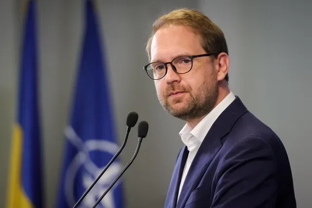 Dominic Fritz discutând despre amendamentele legislative recente.