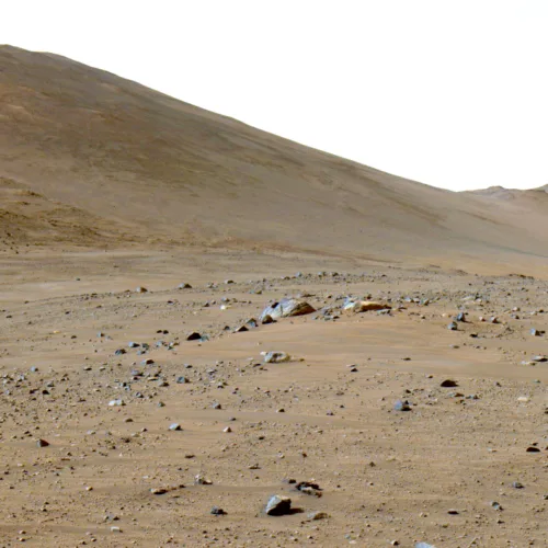 Suprafața marțiană cu roci și sol arid, evidențiind peisajul craterului Jezero.