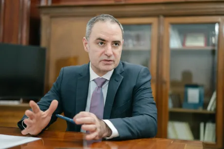 Ministrul Finanțelor discută despre deficitul bugetar și reformele necesare.