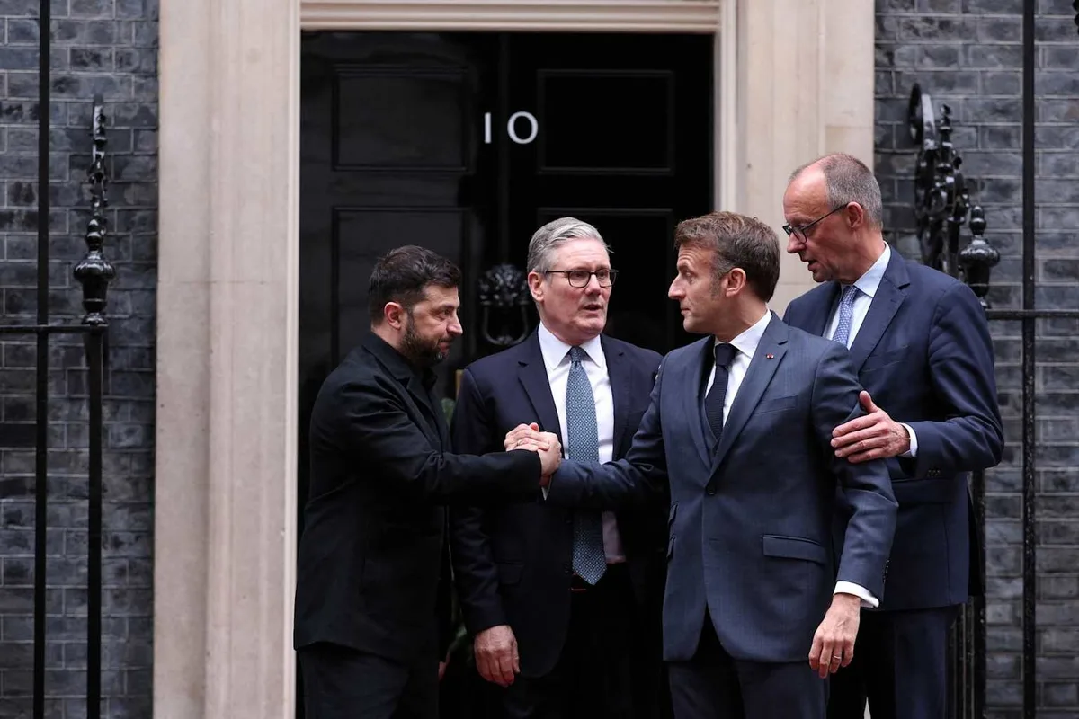 Lideri europeni discutând despre cooperarea nucleară la Londra.