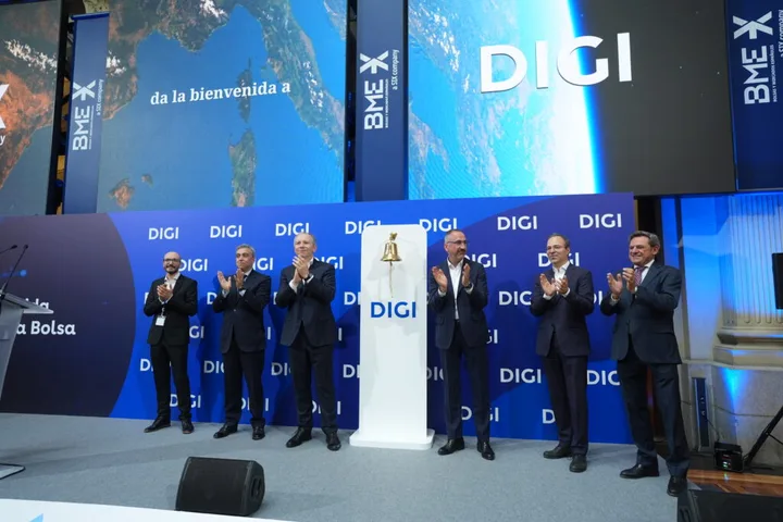 Eveniment de listare a Digi Spain pe bursa din Madrid, cu aplauze și entuziasm.