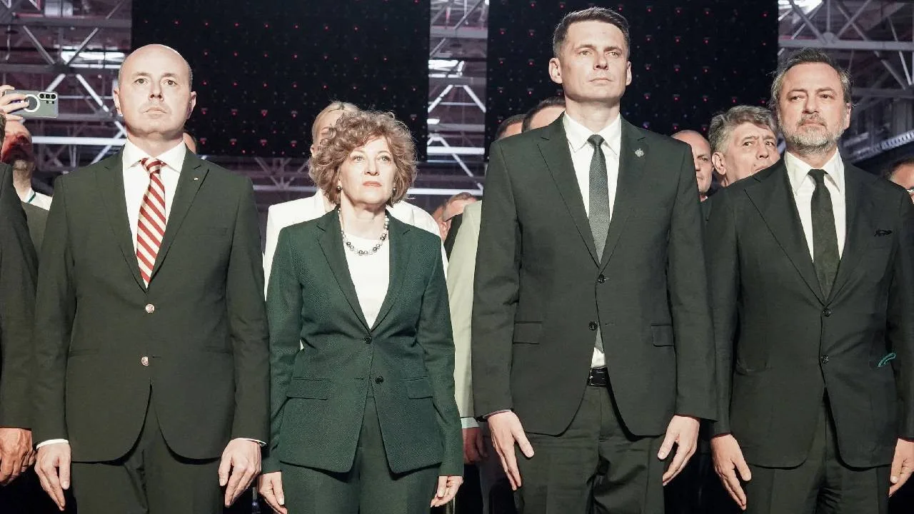 Reprezentanți PNL Iași la un eveniment politic, exprimându-și poziția fermă.